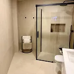 Modern Ensuite In Instant House Нерха